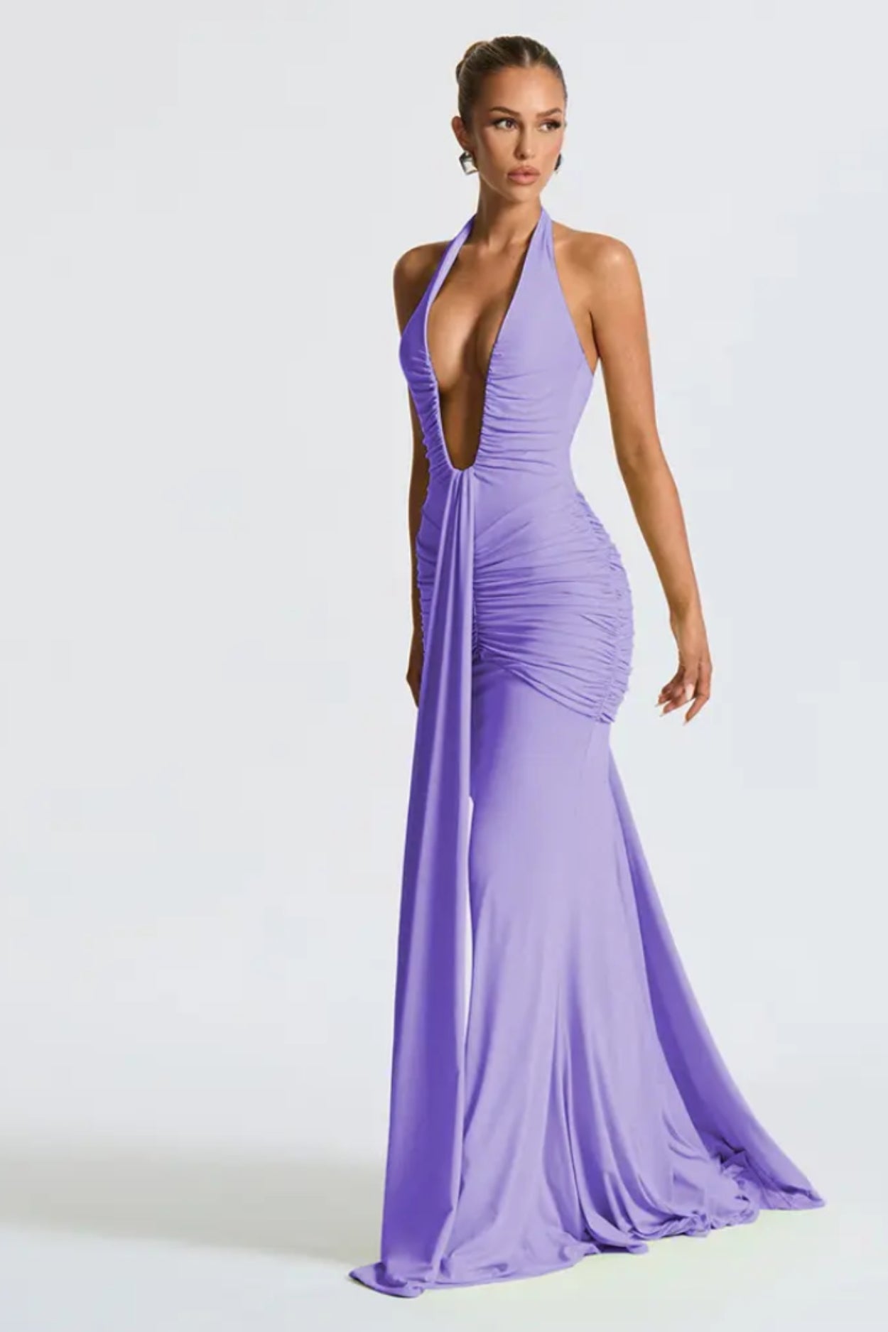 Robe longue bordeaux dos nu au décolleté plongeant