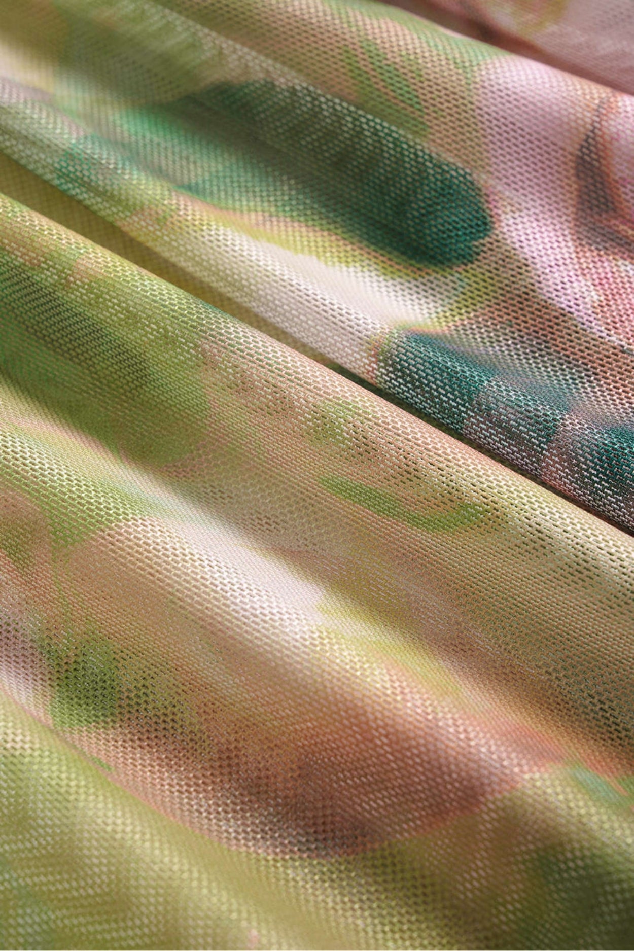 Robe longue fleurie en tulle avec corset et fente élégante