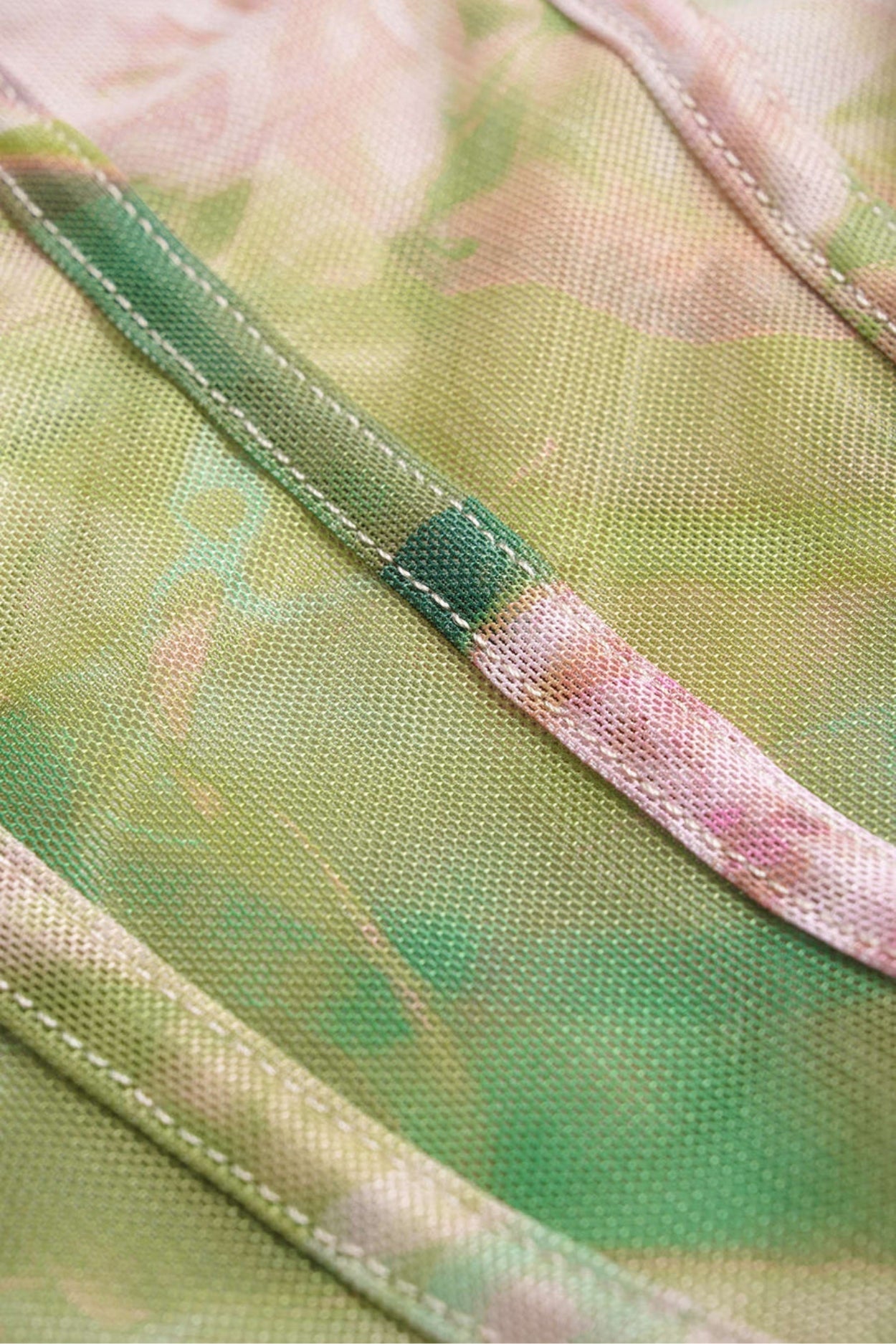 Robe longue fleurie en tulle avec corset et fente élégante