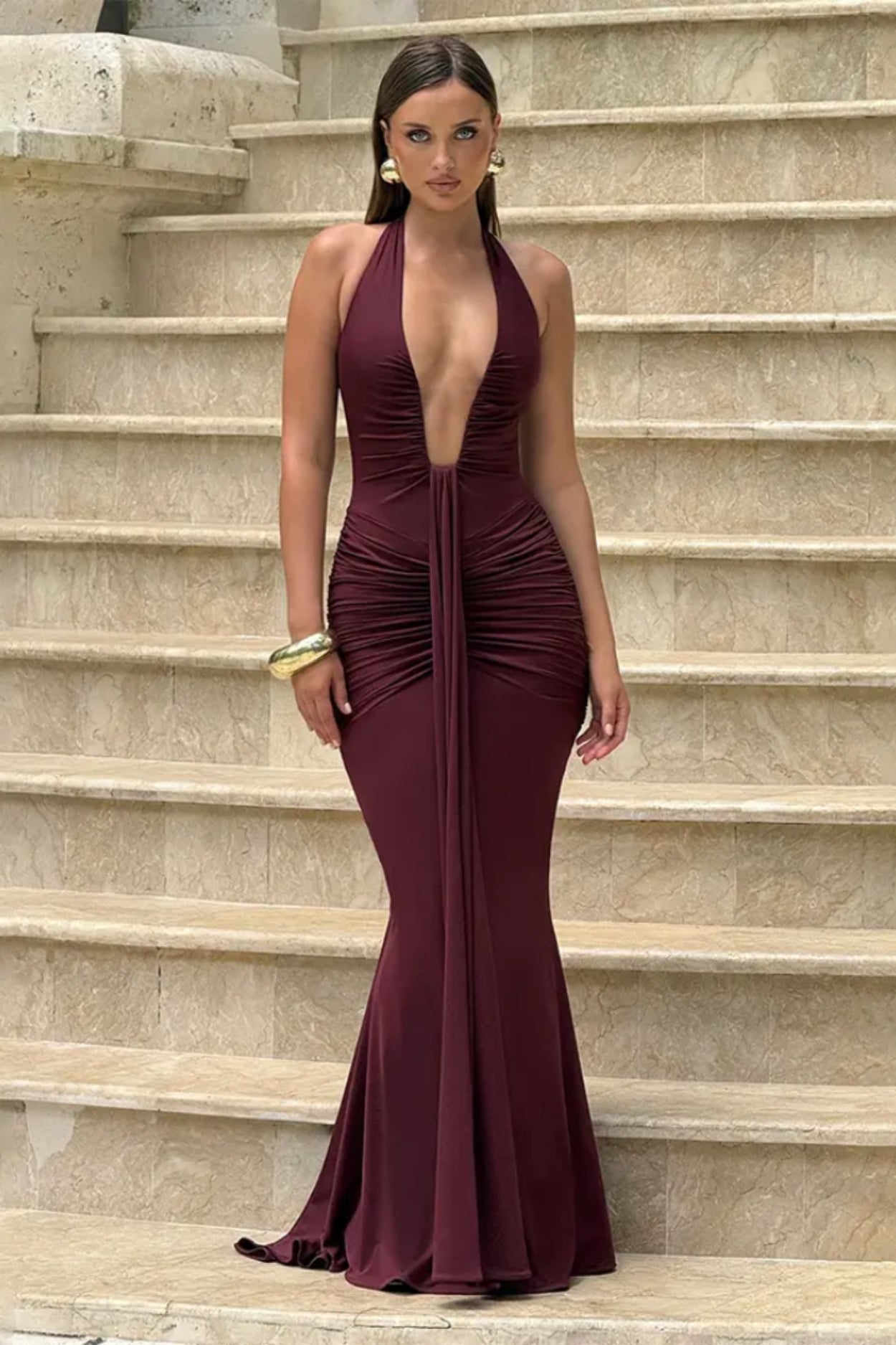 Robe longue bordeaux dos nu au décolleté plongeant