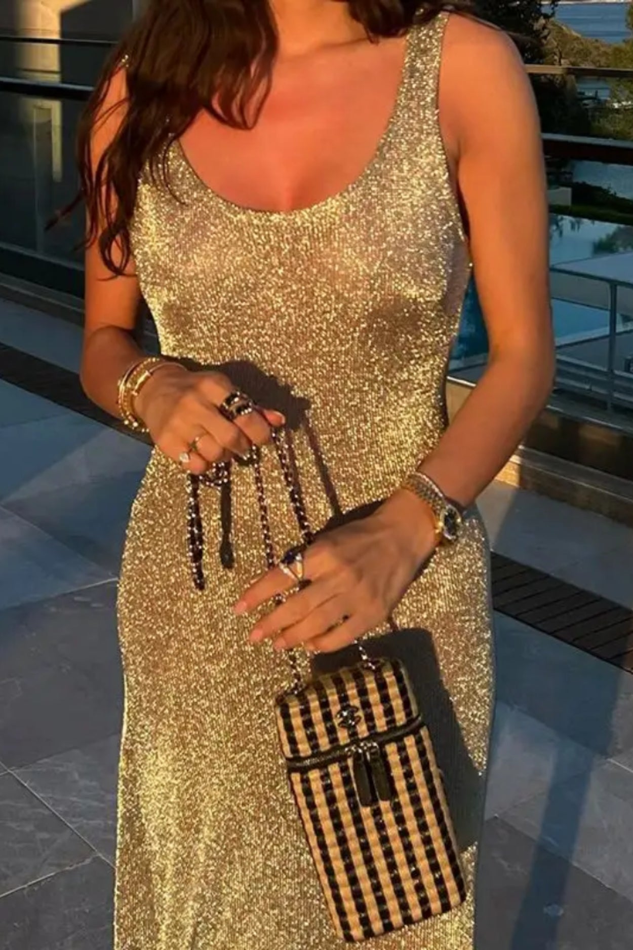 Robe longue dorée scintillante coupe élégante