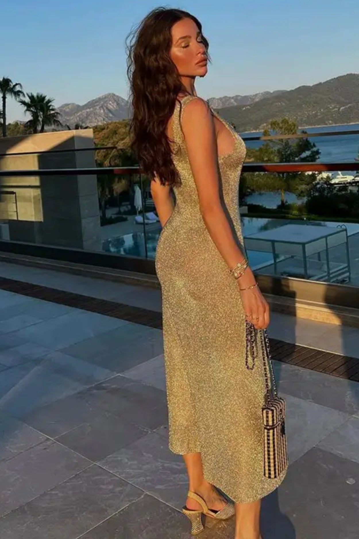 Robe longue dorée scintillante coupe élégante